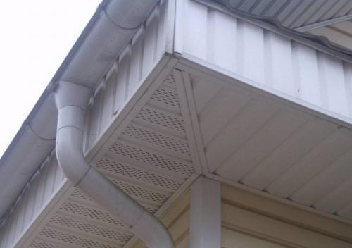 Как поддерживать и чистить подшитые фронтонные и карнизные свесы. Конструктивные особенности софитных панелей