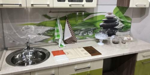 Рулонный фартук для кухни. Как самостоятельно закрепить пластиковый фартук на кухне: обзор вариантов монтажа