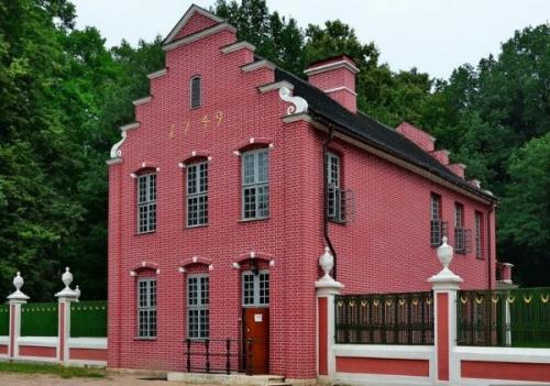 Какие технические особенности необходимо учитывать при установке фронтона дома. Виды фронтонов двускатной крыши с описанием и характеристикой