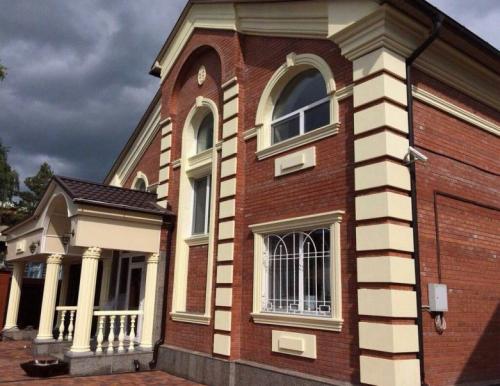 Как задекорировать стену на улице. Фасадный декор своими руками: мастер-класс по наружной отделке дома. Фото лучших примеров + советы по выбору материалов