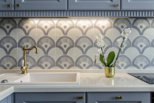 Какие цвета и узоры плитки можно использовать для создания оригинального дизайна кухонного фартука. Отделка кухонного фартука: используемые материалы