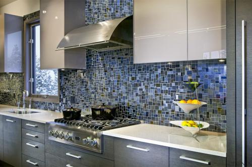 Какие преимущества имеет кухонный фартук из плитки по сравнению с другими материалами