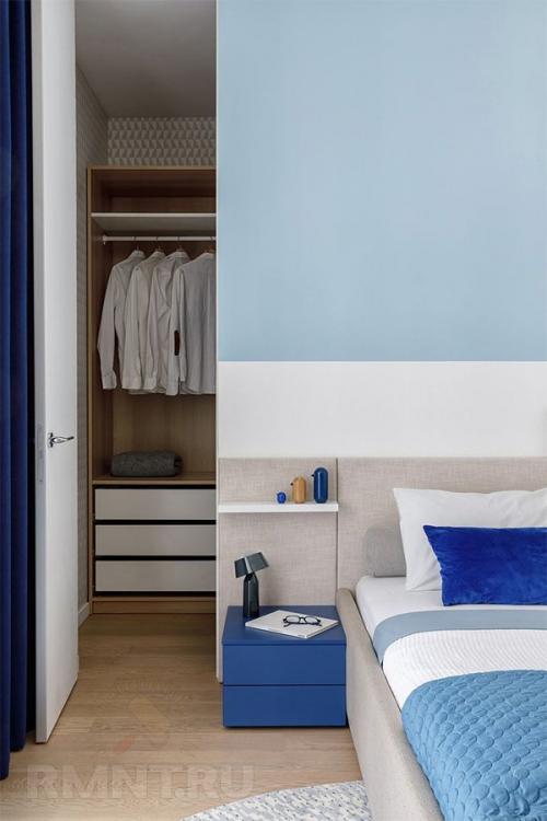 Гардеробная за изголовьем кровати: фотоподборка