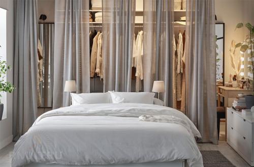 Гардеробная за изголовьем кровати: фотоподборка