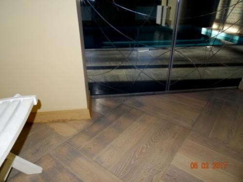 Паркет потемнел от воды. Почему появились темные пятна на паркетной доске и в чем причина?