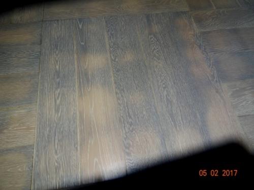 Паркет потемнел от воды. Почему появились темные пятна на паркетной доске и в чем причина?