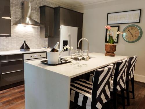 Кухонный гарнитур с островом для маленькой кухни. Современная кухня с островом