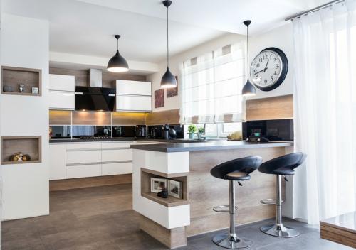 Кухонный гарнитур с островом для маленькой кухни. Современная кухня с островом