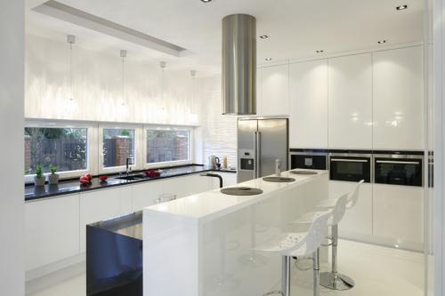 Кухонный гарнитур с островом для маленькой кухни. Современная кухня с островом