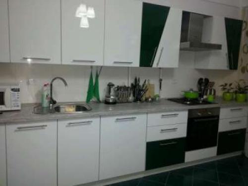 Как можно создать гармоничное сочетание зеленых низов и белых верхов в кухне. Преимущества бело-зеленых тонов на кухне