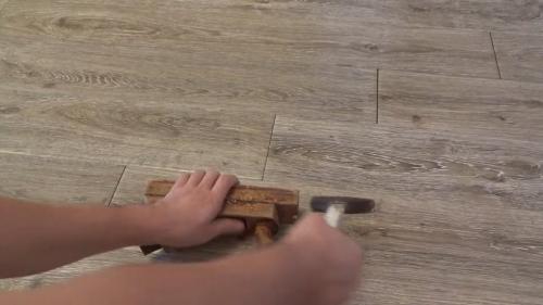 Ламинат поднимается на стыках. Причины возникновения щелей в ламинате