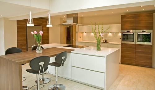 Кухонный стол остров. Ассортимент кухонных островов с обеденным столом, преимущества мебели