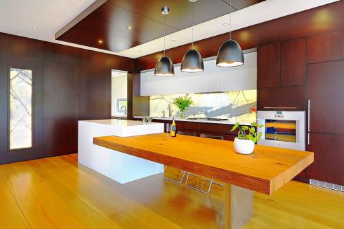 Кухонный остров со столом