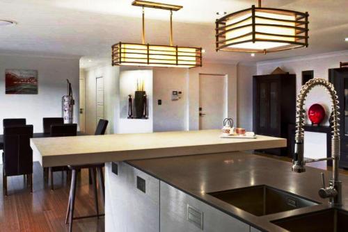 Кухонный остров со столом