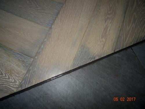 Паркет потемнел от воды. Почему появились темные пятна на паркетной доске и в чем причина?