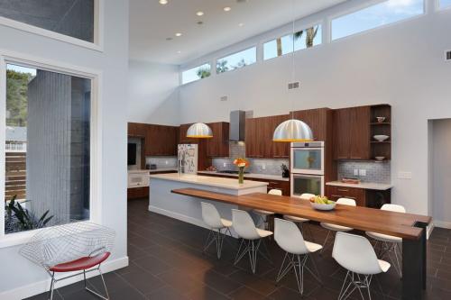 Кухня с островом и обеденным столом. Функциональность кухонного острова с обеденным столом, типовые размеры