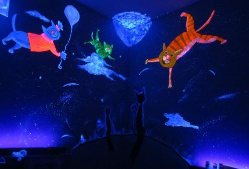 Люминесцентные рисунки на стенах. Великолепные картинки, светящиеся в ультрафиолете