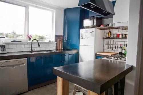 Сине-зеленый… очень необычный цвет для кухни. 109 модных интерьеров кухни в синих тонах