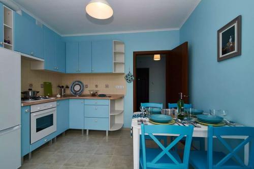 Сине-зеленый… очень необычный цвет для кухни. 109 модных интерьеров кухни в синих тонах