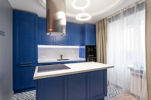 Сине-зеленый… очень необычный цвет для кухни. 109 модных интерьеров кухни в синих тонах