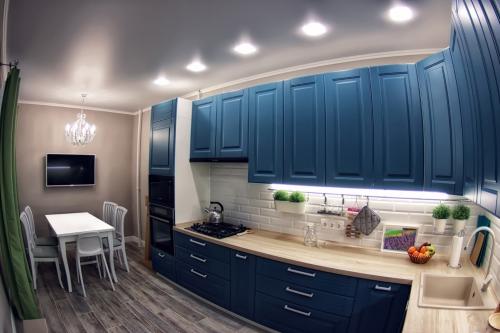 Сине-зеленый… очень необычный цвет для кухни. 109 модных интерьеров кухни в синих тонах