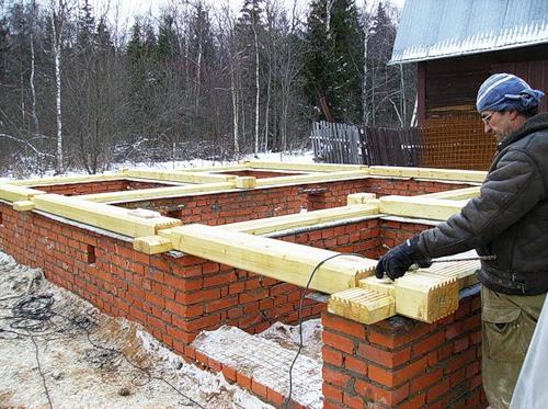 Как правильно собрать брус для строительства дома. Сооружение фундамента