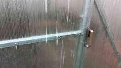 Крепление поликарбоната к теплице лентой. Тонкости последующей эксплуатации