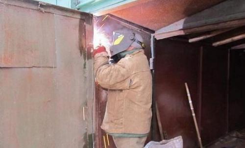 Как правильно установить петли и замок на самодельные гаражные ворота. Установка петель