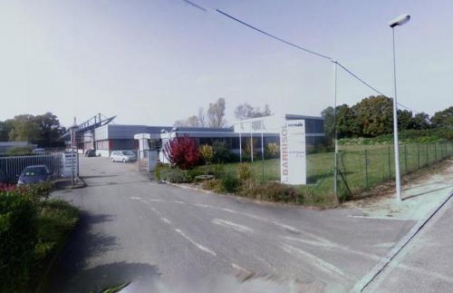 Натяжные потолки запрещены в европе. Обзор, анализ и сравнение 8 мировых лидеров потолочного производства Мало кому сегодня нужно объяснять, что такое натяжной потолок и чем он хорош. За более чем два десятилетия его повсеместного использования, подавляющее большинство людей если уж и не знает отличий пвх от тканевых полотен, но уж точно осведомлено о положительных сторонах его применения. На просторах интернета каждый с легкостью найдет исчерпывающую информацию о достоинствах и недостатках этого изделия, но вердикт всех мнений будет одинаков, натяжной потолок — это отличное решение, сочетающее простоту и надежность, многообразный внешний вид и приемлемую цену.