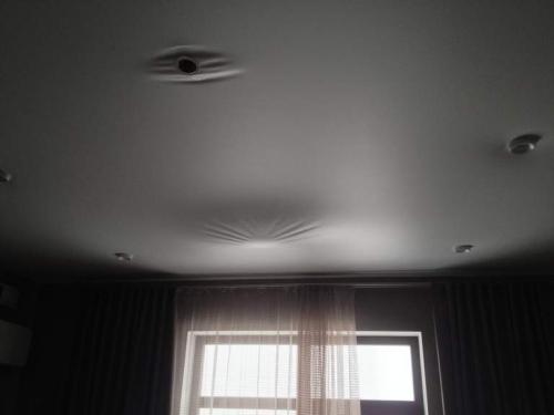 Сколько сантиметров забирает натяжной потолок. Настенный профиль 04