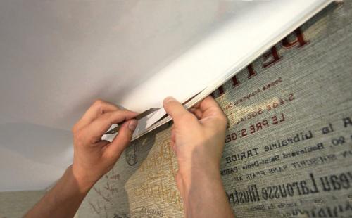 Как портится натяжной потолок. Натяжной потолок. Маленький порез