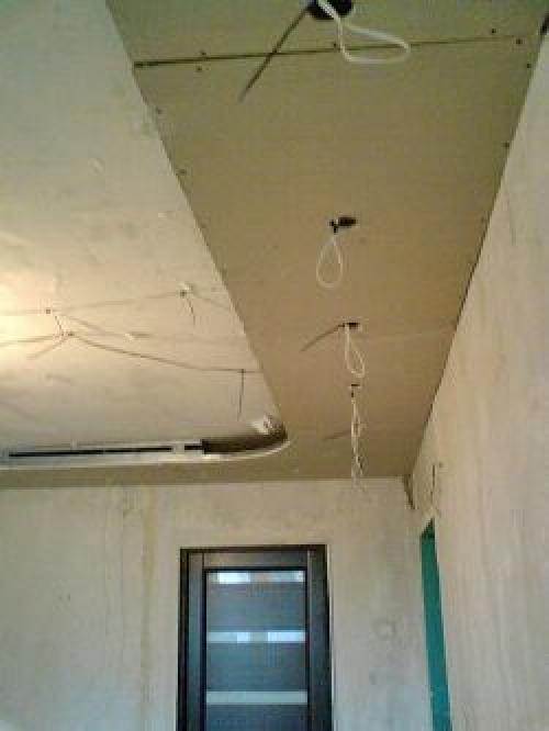 Можно ли к гипсокартону крепить натяжной потолок. Подготовленная стена с использованием закладных 05 Можно ли к гипсокартону крепить натяжной потолок. Подготовленная стена с использованием закладных 05