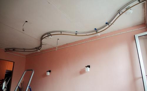 Можно ли крепить натяжной потолок к потолку. Профили для натяжных полотен и их виды