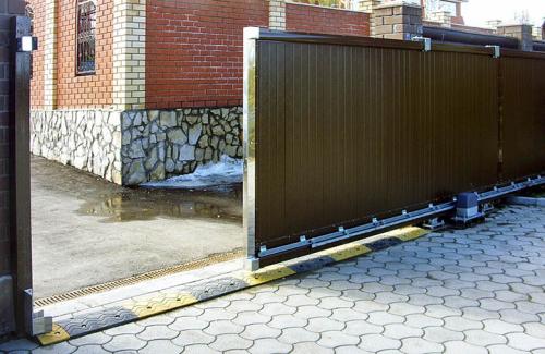 Какие основные факторы стоит учитывать при выборе гаражных ворот. Какие бывают виды ворот для дачи и участка?