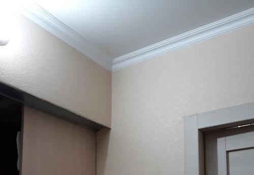 Натяжной потолок и высокий шкаф. Встроенный шкаф и натяжной потолок –, как совместить и что установить раньше