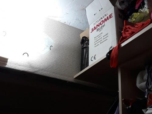 Натяжной потолок и высокий шкаф. Встроенный шкаф и натяжной потолок –, как совместить и что установить раньше