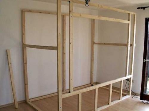 Натяжной потолок и высокий шкаф. Встроенный шкаф и натяжной потолок –, как совместить и что установить раньше