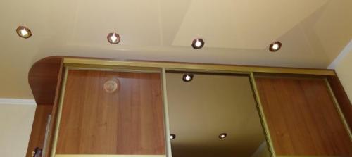 Натяжной потолок и высокий шкаф. Встроенный шкаф и натяжной потолок –, как совместить и что установить раньше