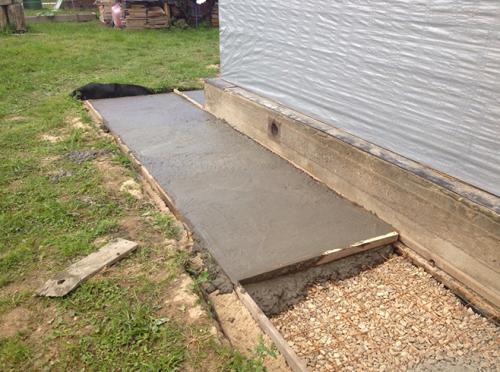 Сколько стоит залить отмостку вручную. Сколько в среднем стоит сделать отмостку вокруг дома?