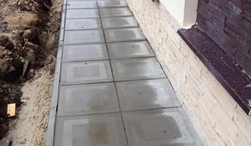 Сколько стоит залить отмостку вручную. Сколько в среднем стоит сделать отмостку вокруг дома?