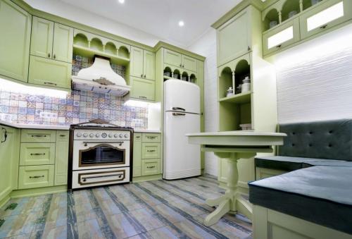 Дизайн кухни в бело зеленых тонах. Какой стиль подойдет для бело-зеленого дизайна кухни?
