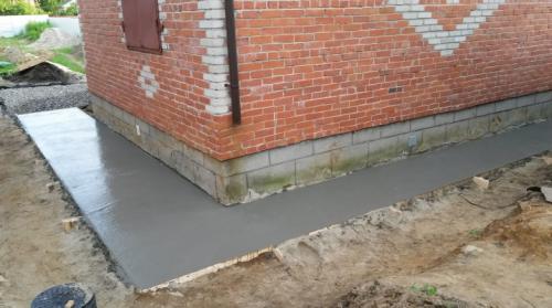 Отмостка вокруг дома, как правильно сделать мягкая бетонная и др. Как правильно сделать отмостку из бетона?