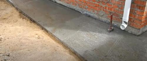 Отмостка вокруг дома, как правильно сделать мягкая бетонная и др. Как правильно сделать отмостку из бетона? 09 Отмостка вокруг дома, как правильно сделать мягкая бетонная и др. Как правильно сделать отмостку из бетона? 09