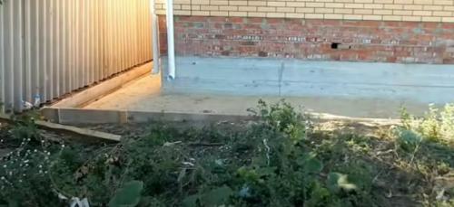 Как правильно сделать отмостку вокруг дома из бетона. Выбор времени и подготовка почвы 16 Как правильно сделать отмостку вокруг дома из бетона. Выбор времени и подготовка почвы 16