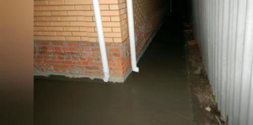 Как правильно сделать отмостку вокруг дома из бетона. Выбор времени и подготовка почвы 08 Как правильно сделать отмостку вокруг дома из бетона. Выбор времени и подготовка почвы 08