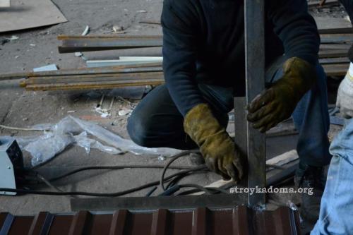 Каркас бытовки из профильной трубы. Установка вертикальных и горизонтальных стоек