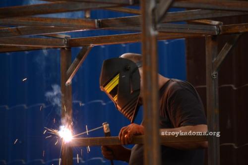 Каркас бытовки из профильной трубы. Установка вертикальных и горизонтальных стоек