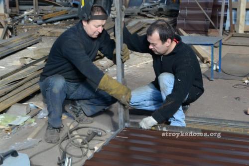 Каркас бытовки из профильной трубы. Установка вертикальных и горизонтальных стоек