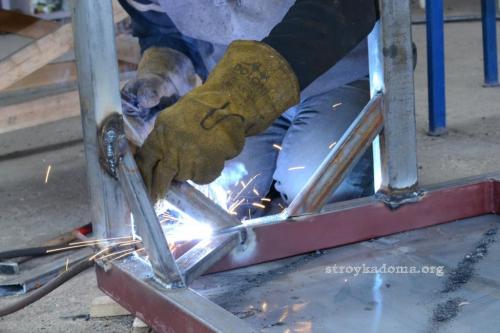 Каркас бытовки из профильной трубы. Установка вертикальных и горизонтальных стоек